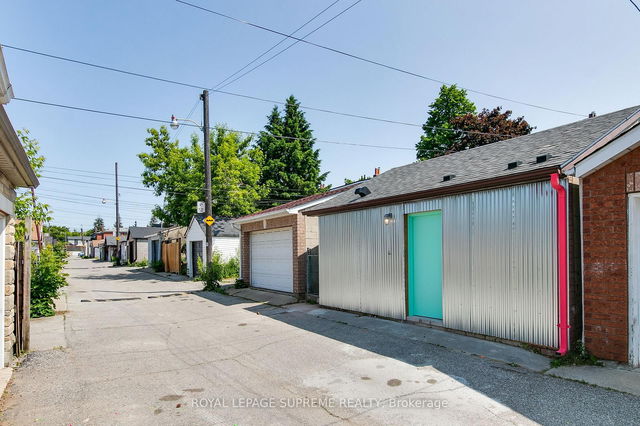 Laneway - 216 Silverthorn Avenue