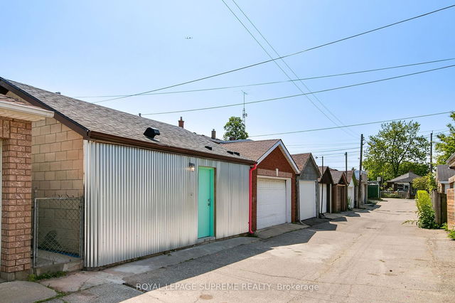 Laneway - 216 Silverthorn Avenue