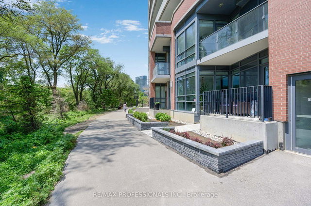 Th04 - 2212 Lake Shore Boulevard