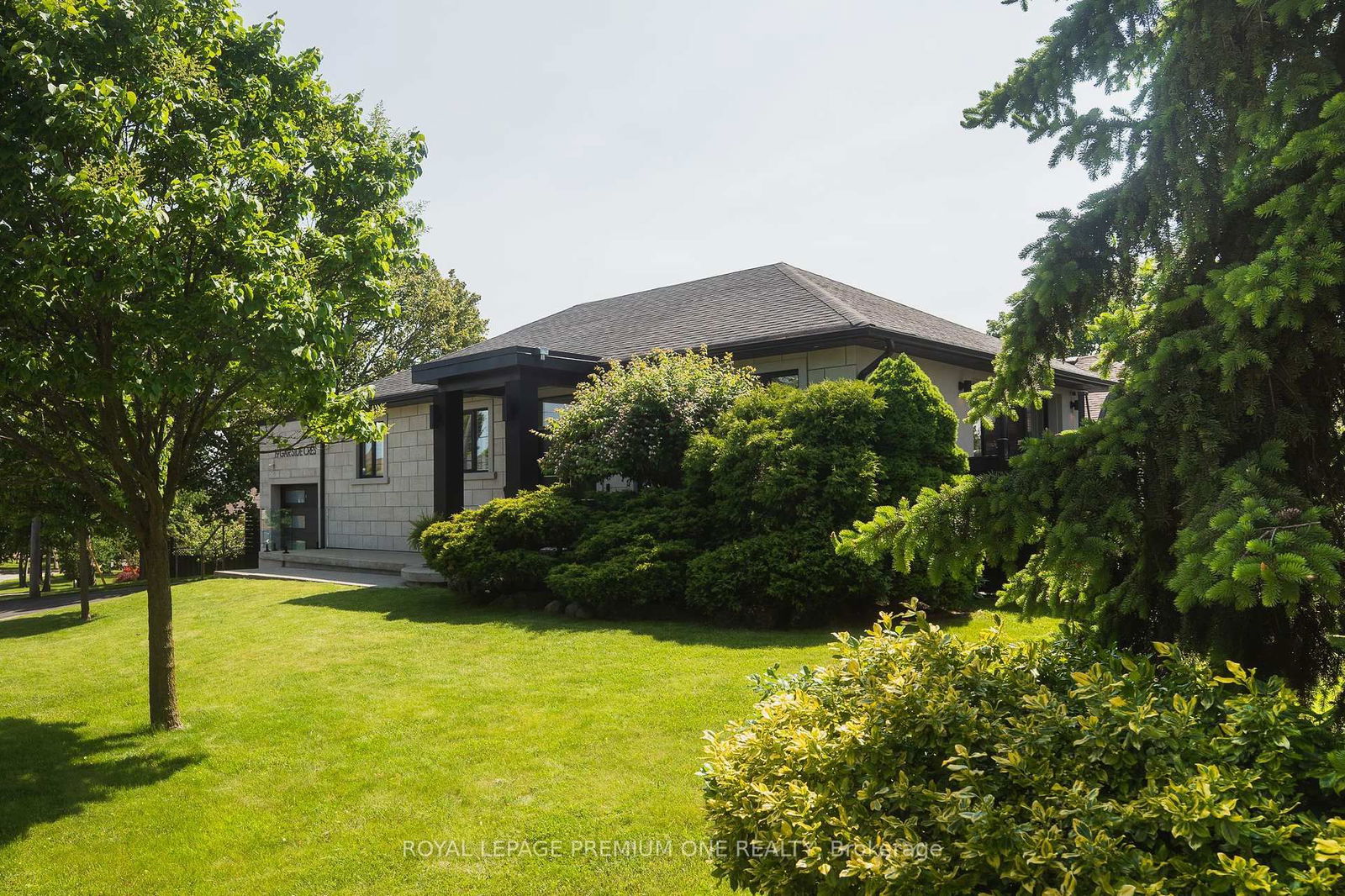 Detached House for sale at 19 Garside Crescent, Toronto, Brookhaven-Amesbury, M6M 2Z5 - MLS: W12193347