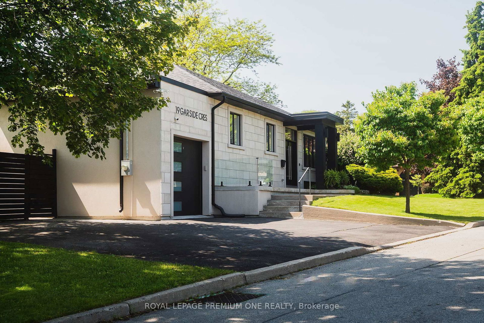 Detached House for sale at 19 Garside Crescent, Toronto, Brookhaven-Amesbury, M6M 2Z5 - MLS: W12193347