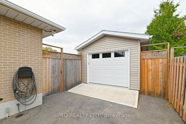 44 Moultrey Crescent