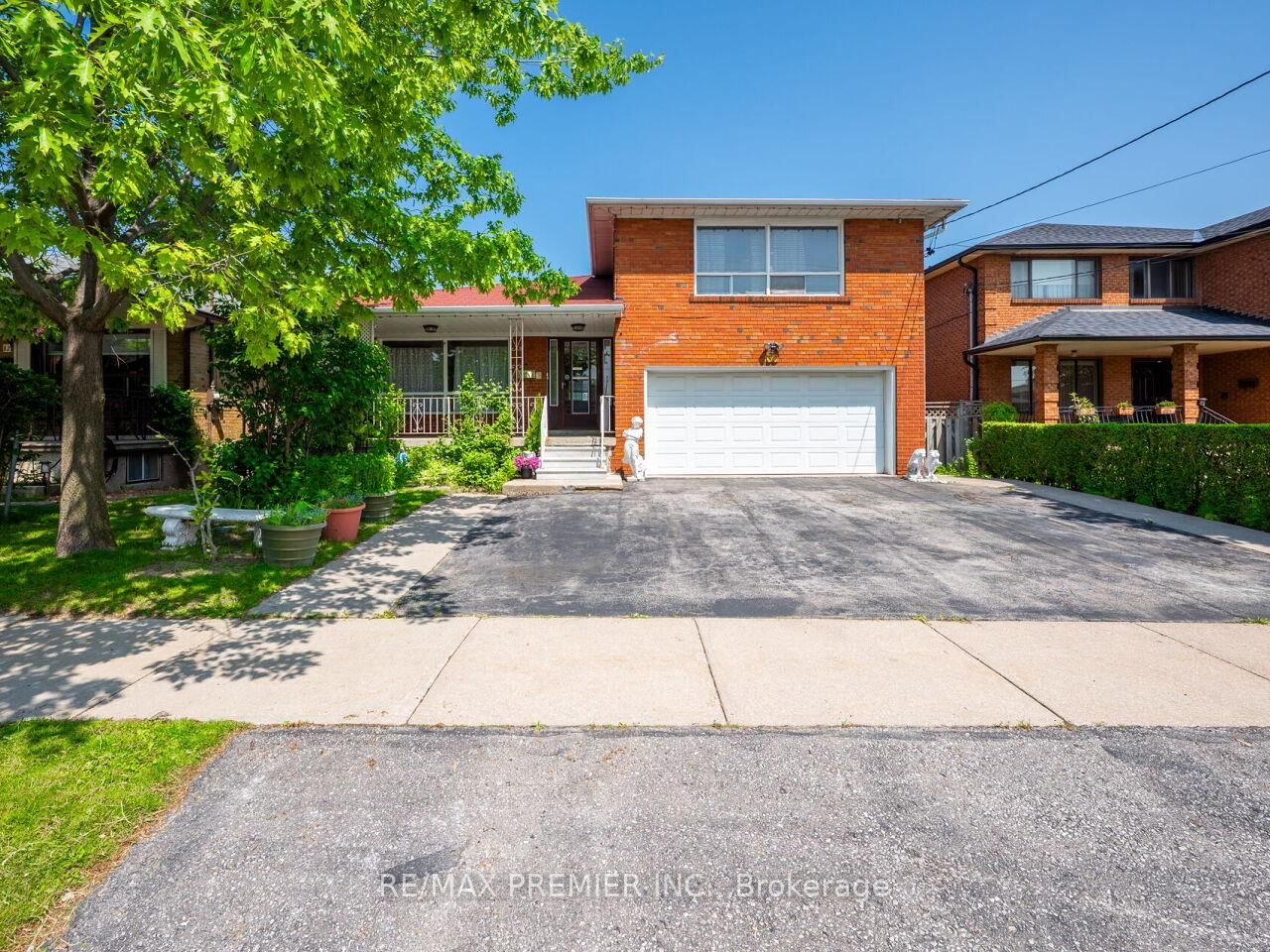 Detached House for sale at 30 Lilac Avenue, Toronto, Humberlea-Pelmo Park W5, M9M 1G3 - MLS: W12194540
