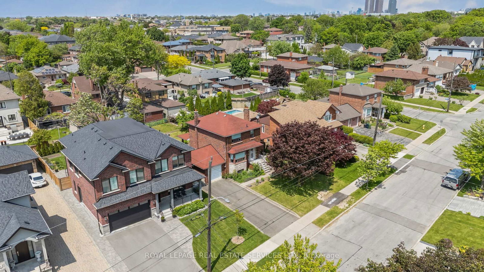 Detached House for sale at 28 Cornelius Pkwy, Toronto, Maple Leaf, M6L 2K3 - MLS: W12194787