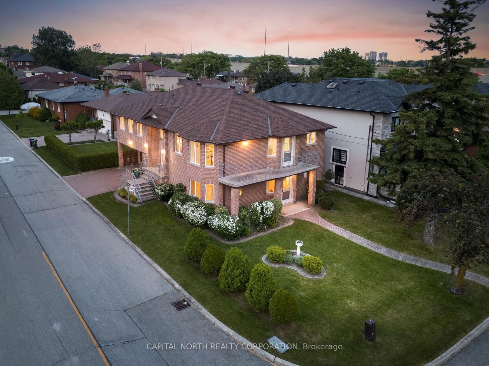 Detached House for sale at 35 Montana Avenue, Toronto, Downsview-Roding-CFB, M3M 1B7 - MLS: W12195016
