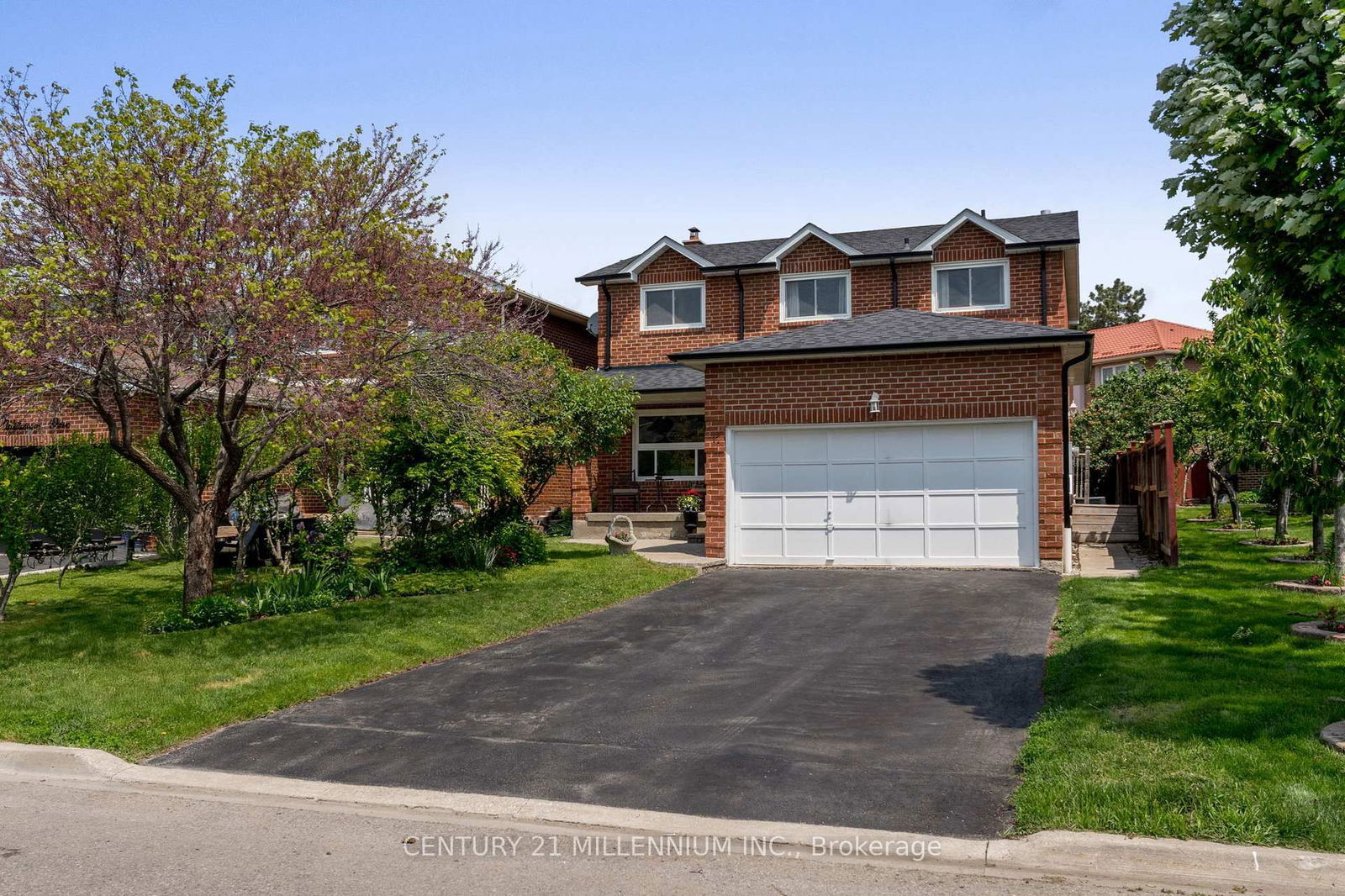 Detached House for sale at 17 Whitehaven Drive, Brampton, Ontario, L6Z 2R5 - Heart Lake West - MLS: W12198652