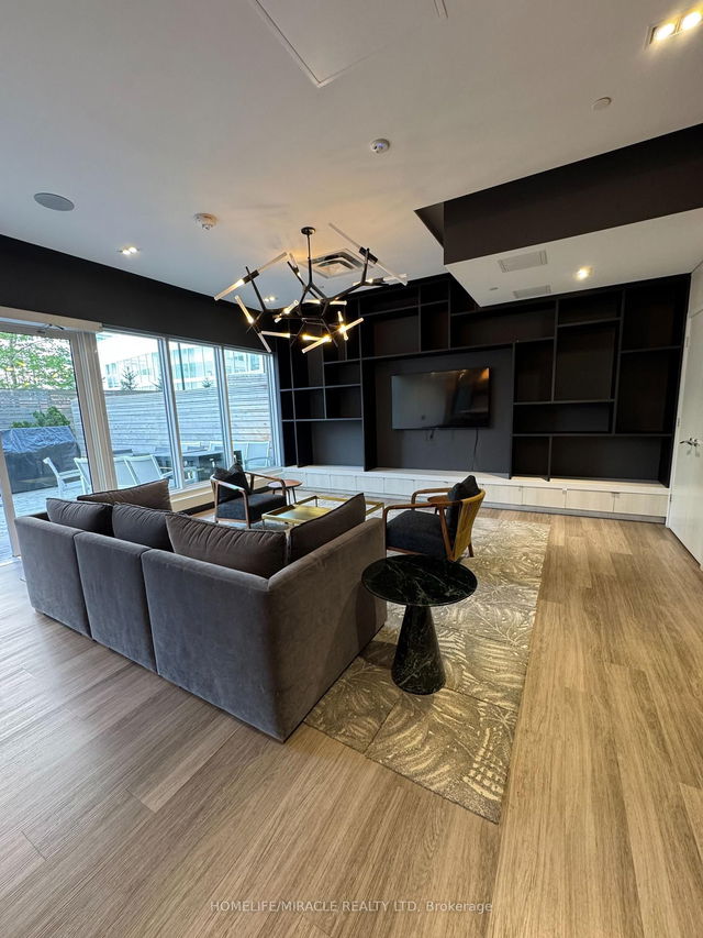 1812 - 4065 Confederation Parkway