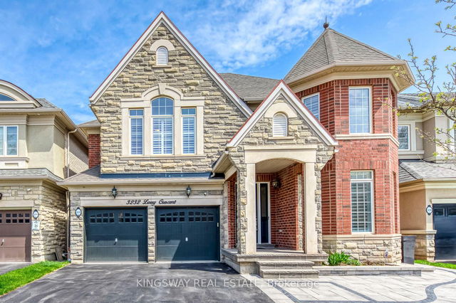 3232 Larry Crescent