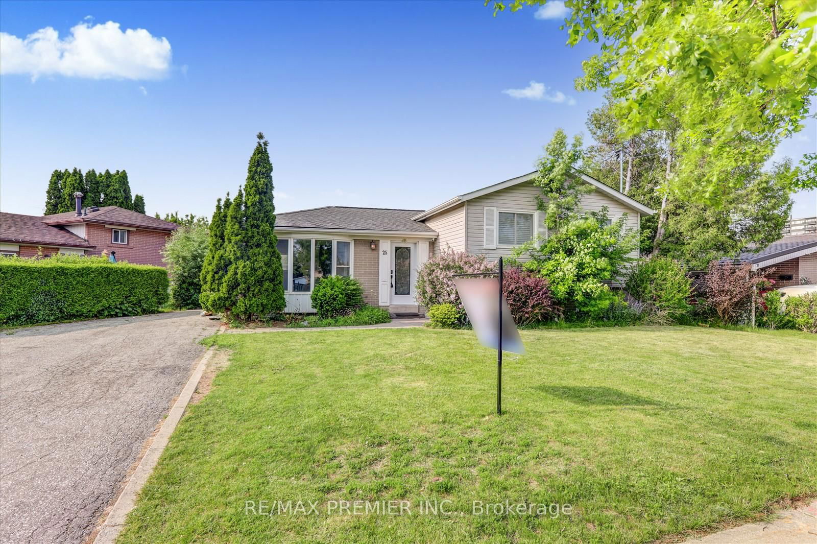 Detached House for sale at 25 Secroft Crescent, Toronto, Black Creek, M3N 1R5 - MLS: W12201523