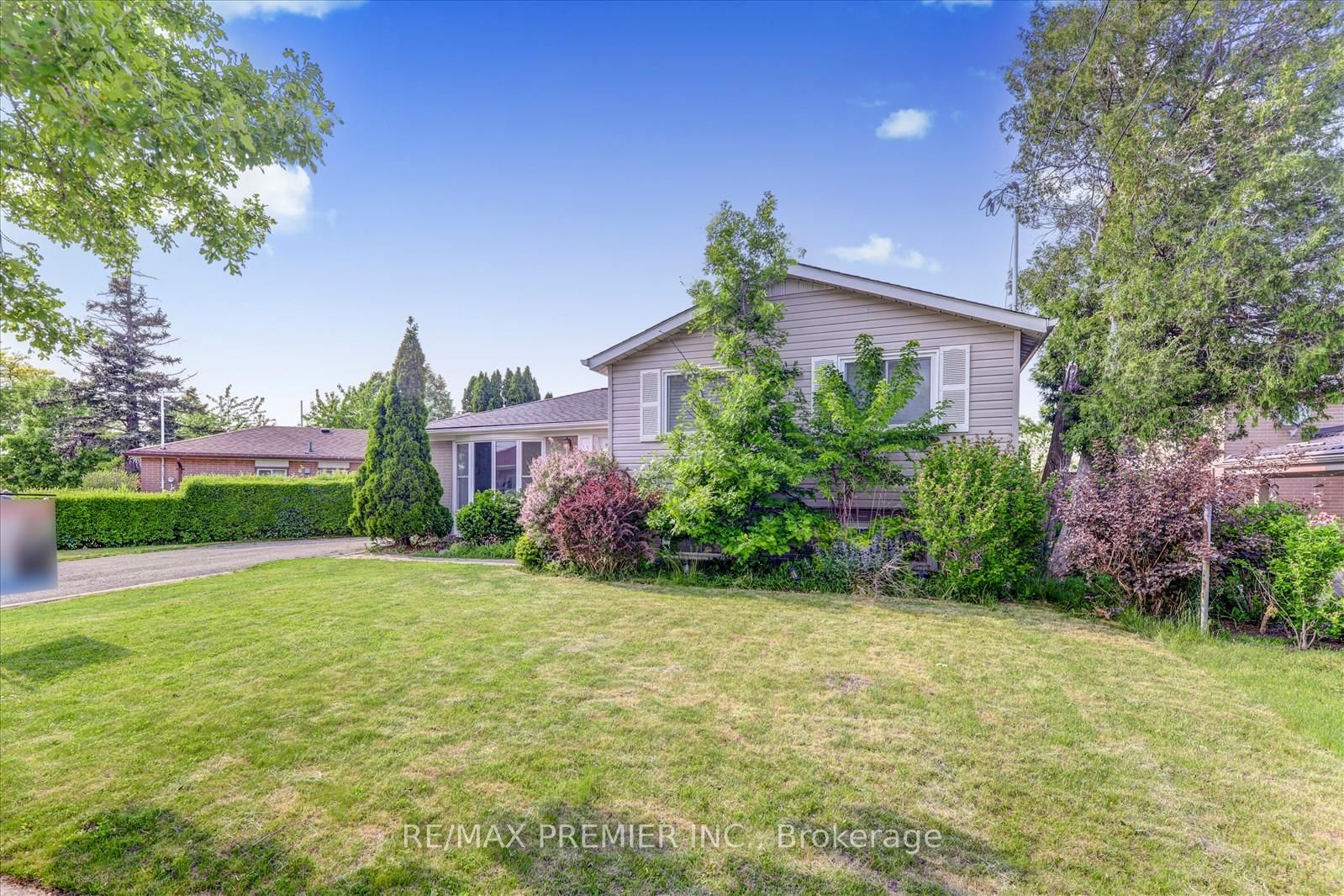 Detached House for sale at 25 Secroft Crescent, Toronto, Black Creek, M3N 1R5 - MLS: W12201523