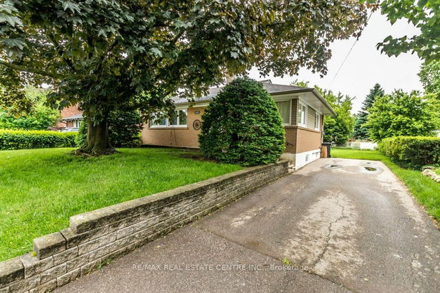 207 Elmwood Crescent