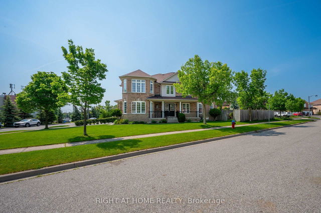 2061 Redstone Crescent