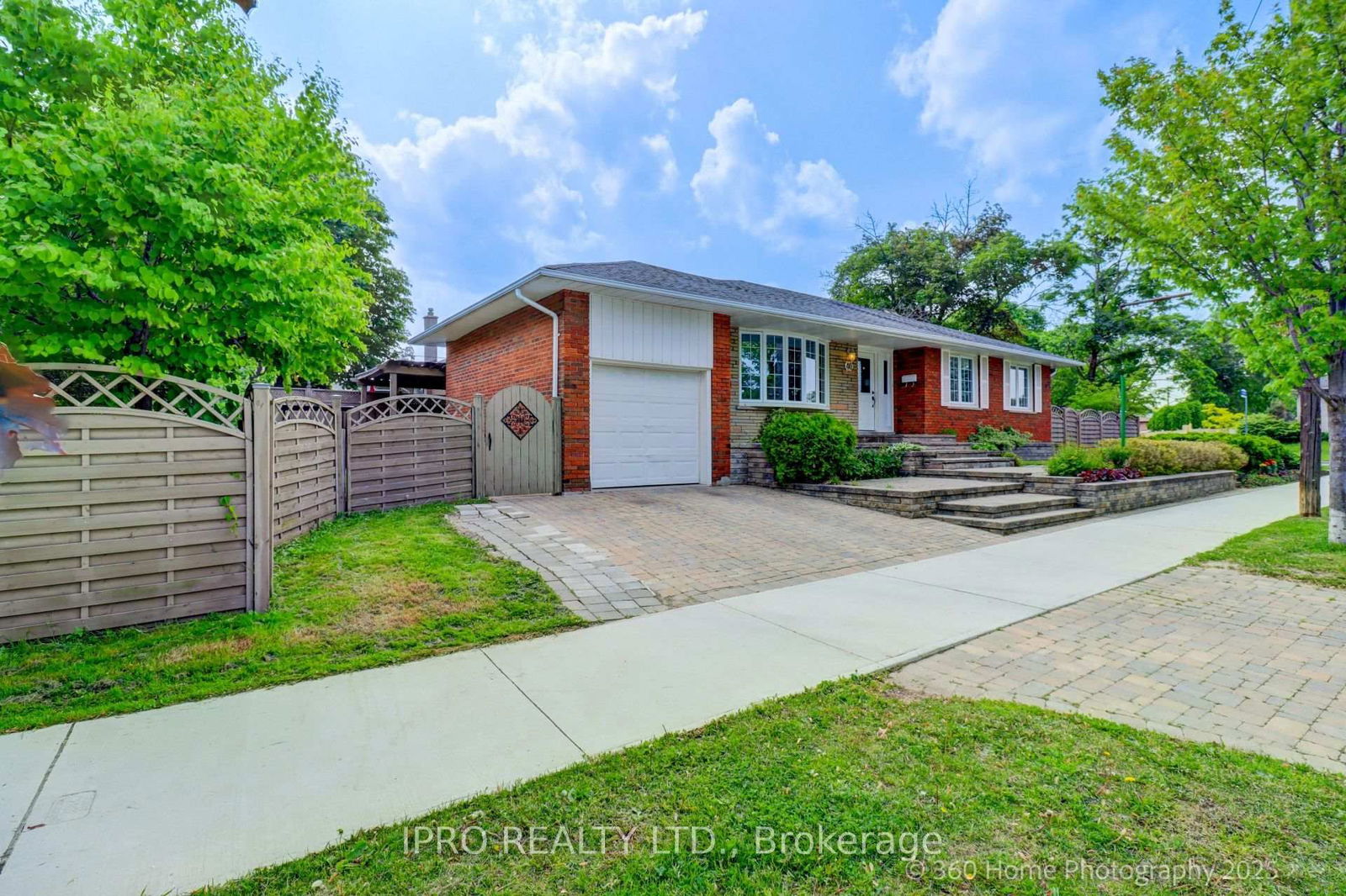 Detached House for sale at 40 Carsbrooke Road, Toronto, Etobicoke West Mall, M9C 3C1 - MLS: W12203789
