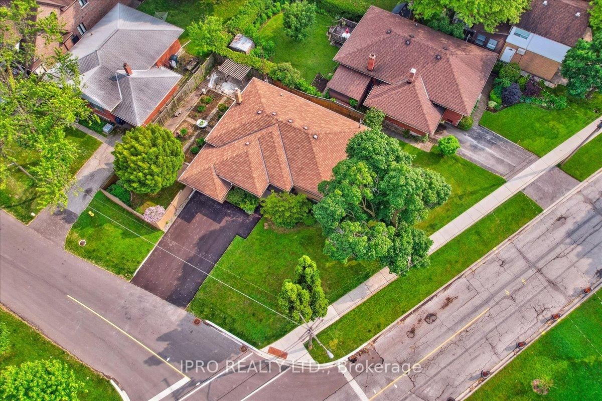 Detached House for sale at 34 Appledale Road, Toronto, Princess-Rosethorn, M9B 5G4 - MLS: W12203992