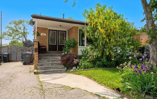 1807 Sandgate Crescent