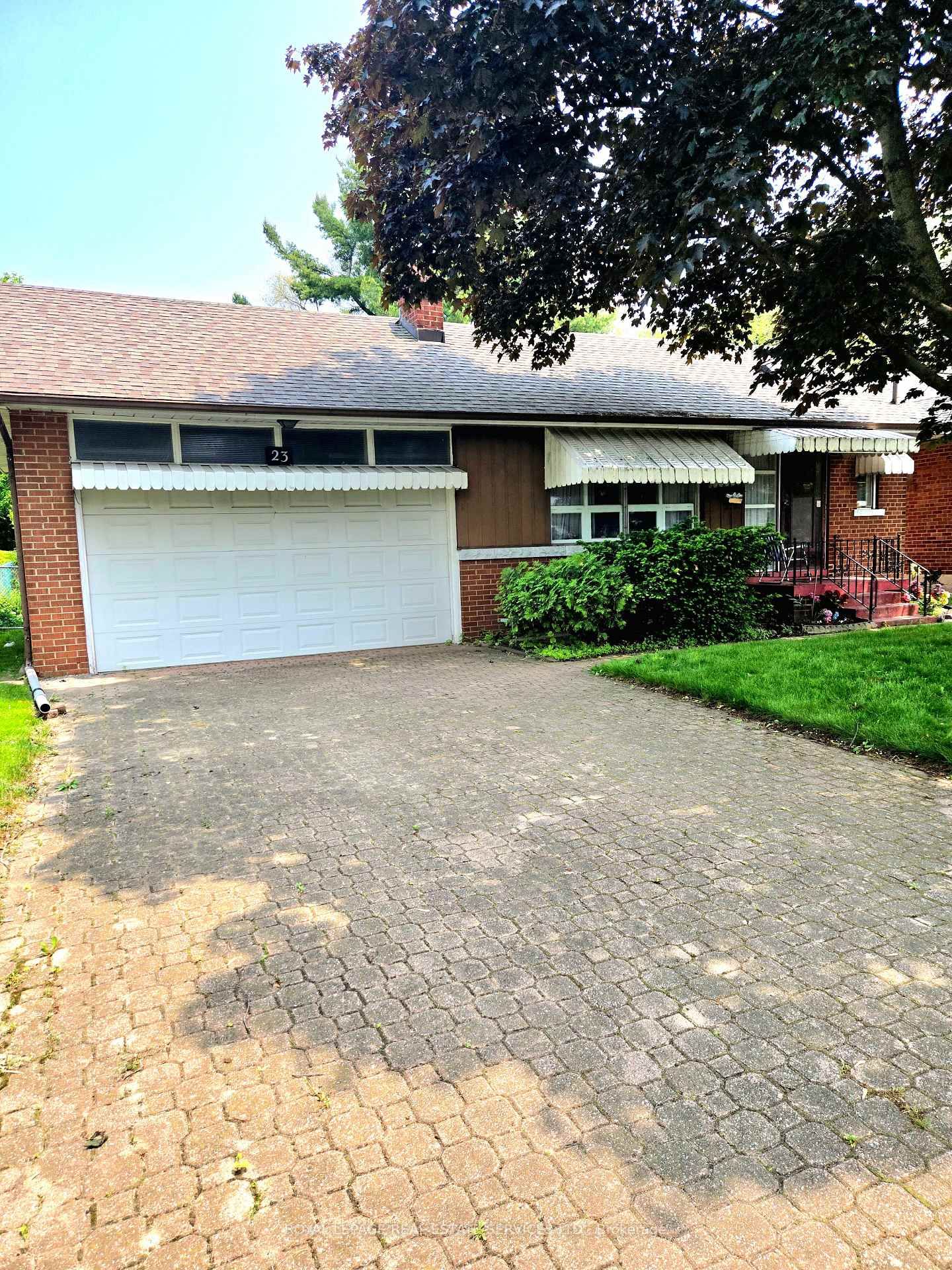 Detached House for sale at 23 Sevenoaks Avenue, Toronto, Stonegate-Queensway, M8Z 3P6 - MLS: W12207008