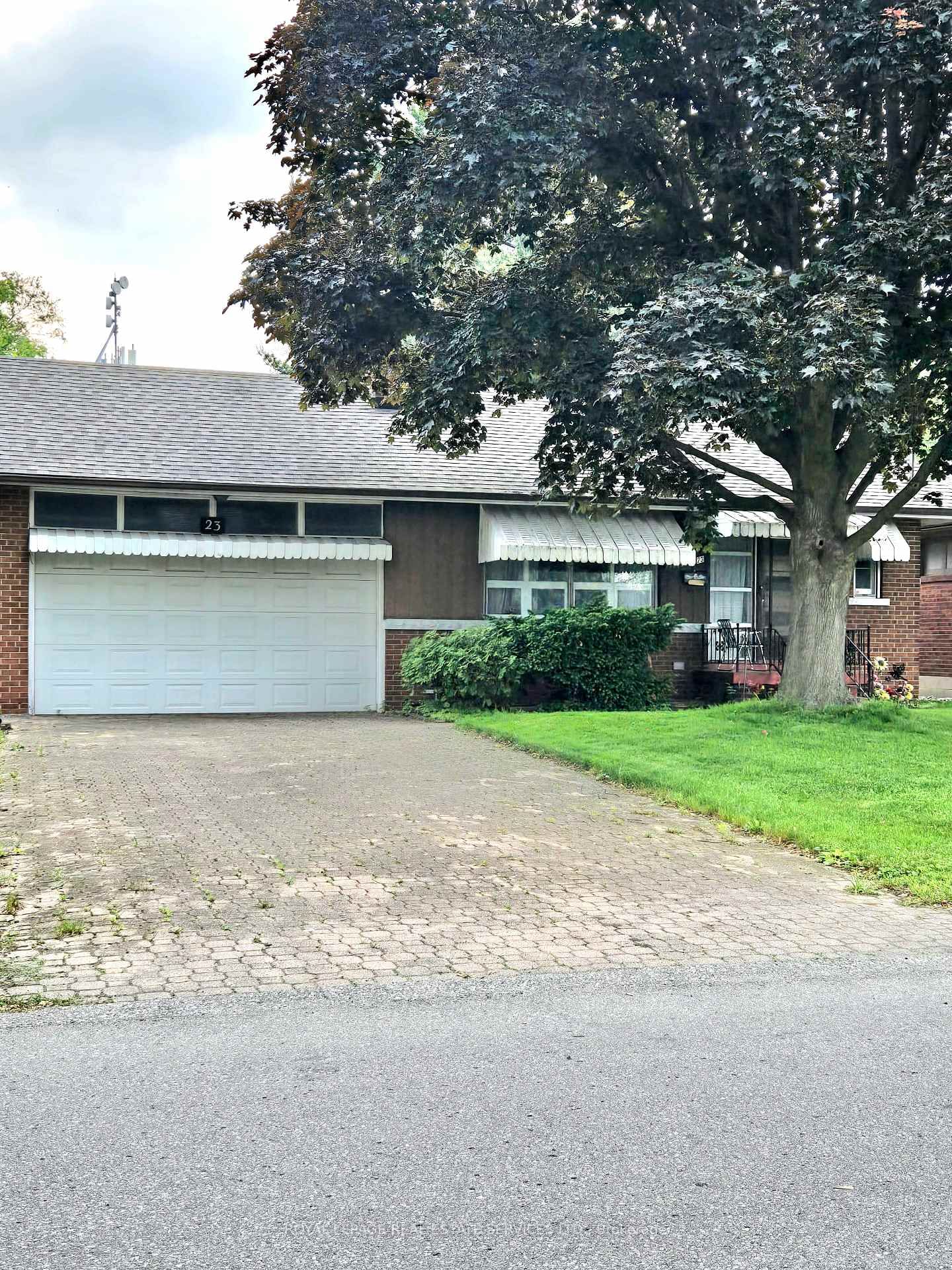 Detached House for sale at 23 Sevenoaks Avenue, Toronto, Stonegate-Queensway, M8Z 3P6 - MLS: W12207008