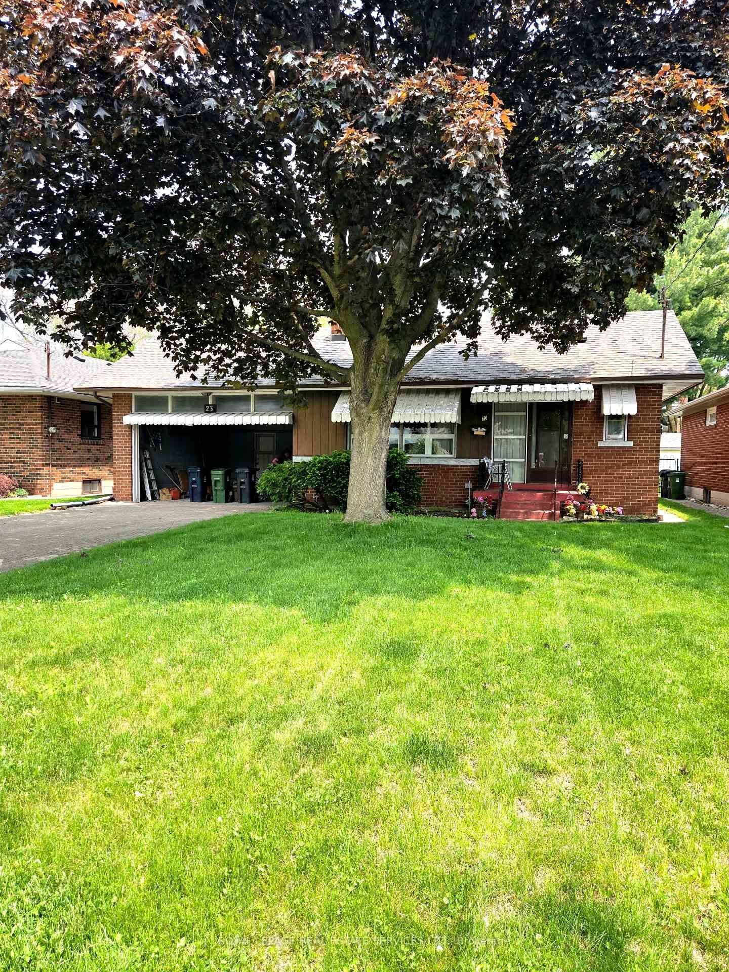 Detached House for sale at 23 Sevenoaks Avenue, Toronto, Stonegate-Queensway, M8Z 3P6 - MLS: W12207008