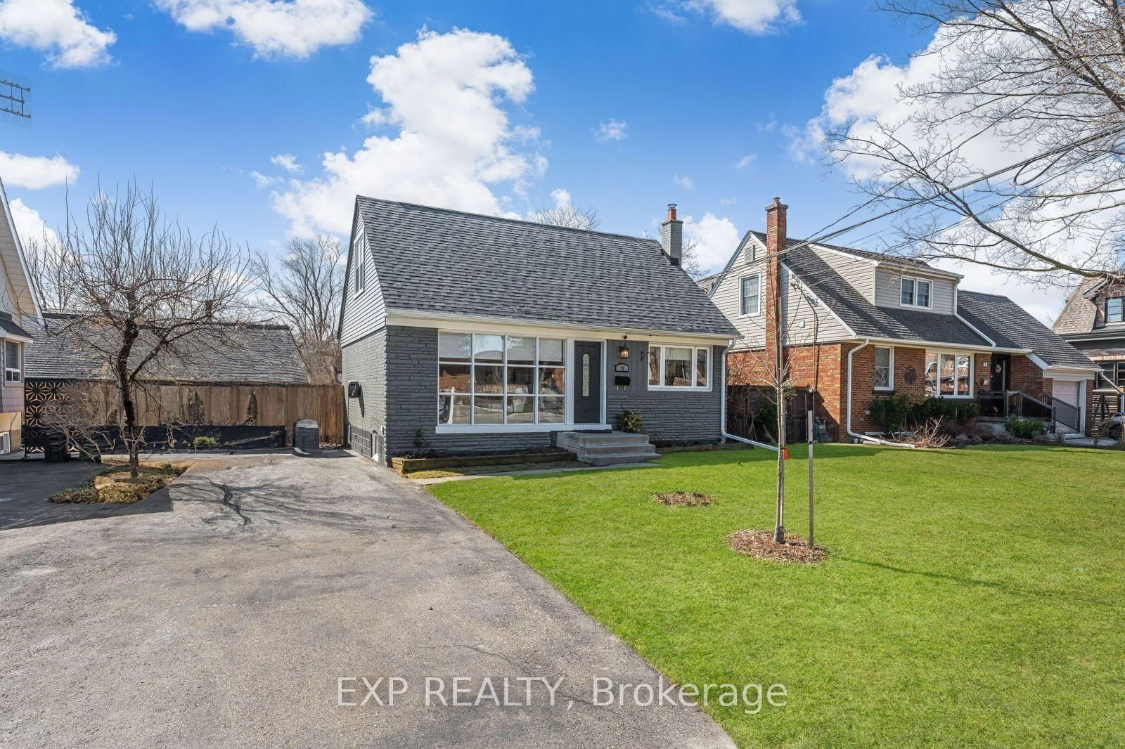 Detached House for sale at 75 Alder Crescent, Toronto, Long Branch, M8W 1E1 - MLS: W12207747
