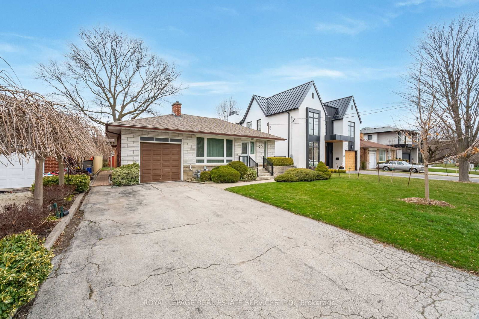 Detached House for sale at 46 Cardigan Road, Toronto, Stonegate-Queensway, M8Z 2W2 - MLS: W12208445