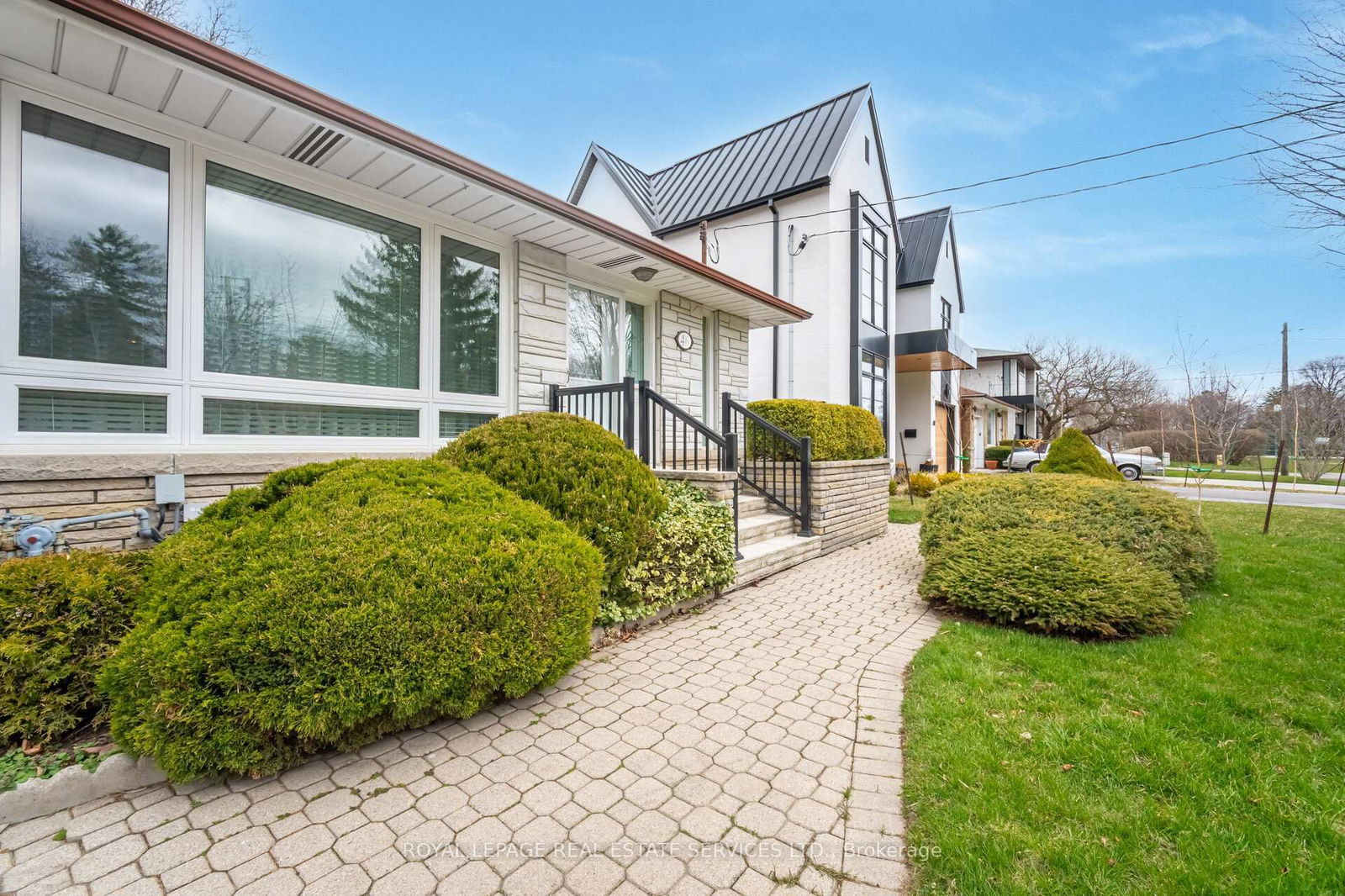 Detached House for sale at 46 Cardigan Road, Toronto, Stonegate-Queensway, M8Z 2W2 - MLS: W12208445