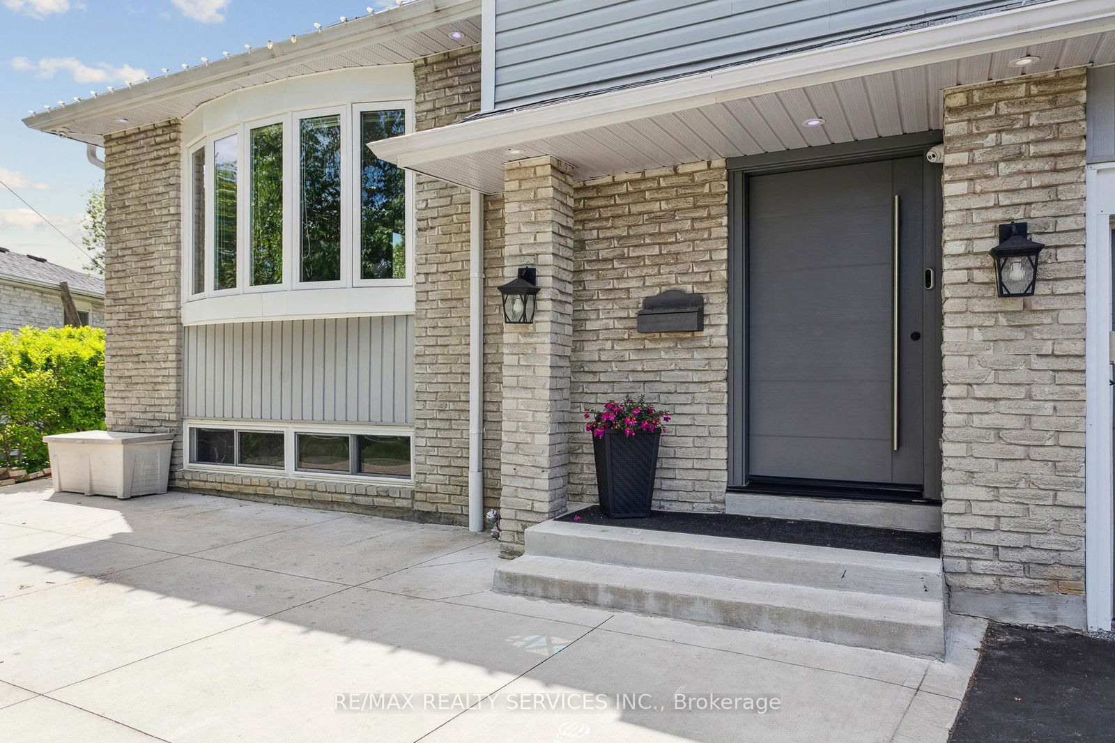 Detached House for sale at 16 Groveland Court, Brampton, Ontario, L6S 1L4 - Northgate - MLS: W12209850