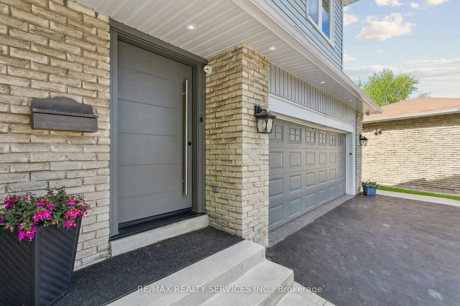 Detached House for sale at 16 Groveland Court, Brampton, Ontario, L6S 1L4 - Northgate - MLS: W12209850