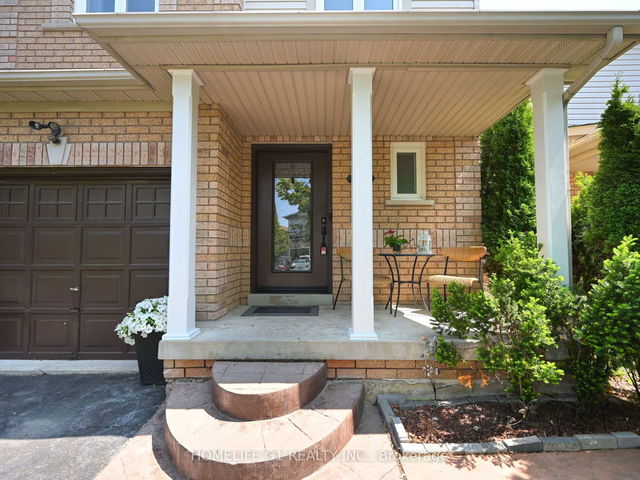 8 Ridgemore Crescent