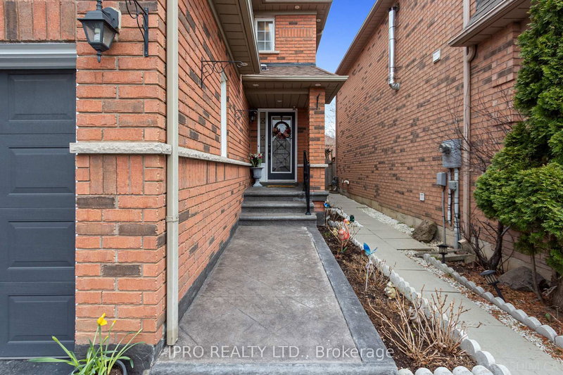 3814 Ridgepoint Way, Mississauga, L5N 7T7 | Image 2
