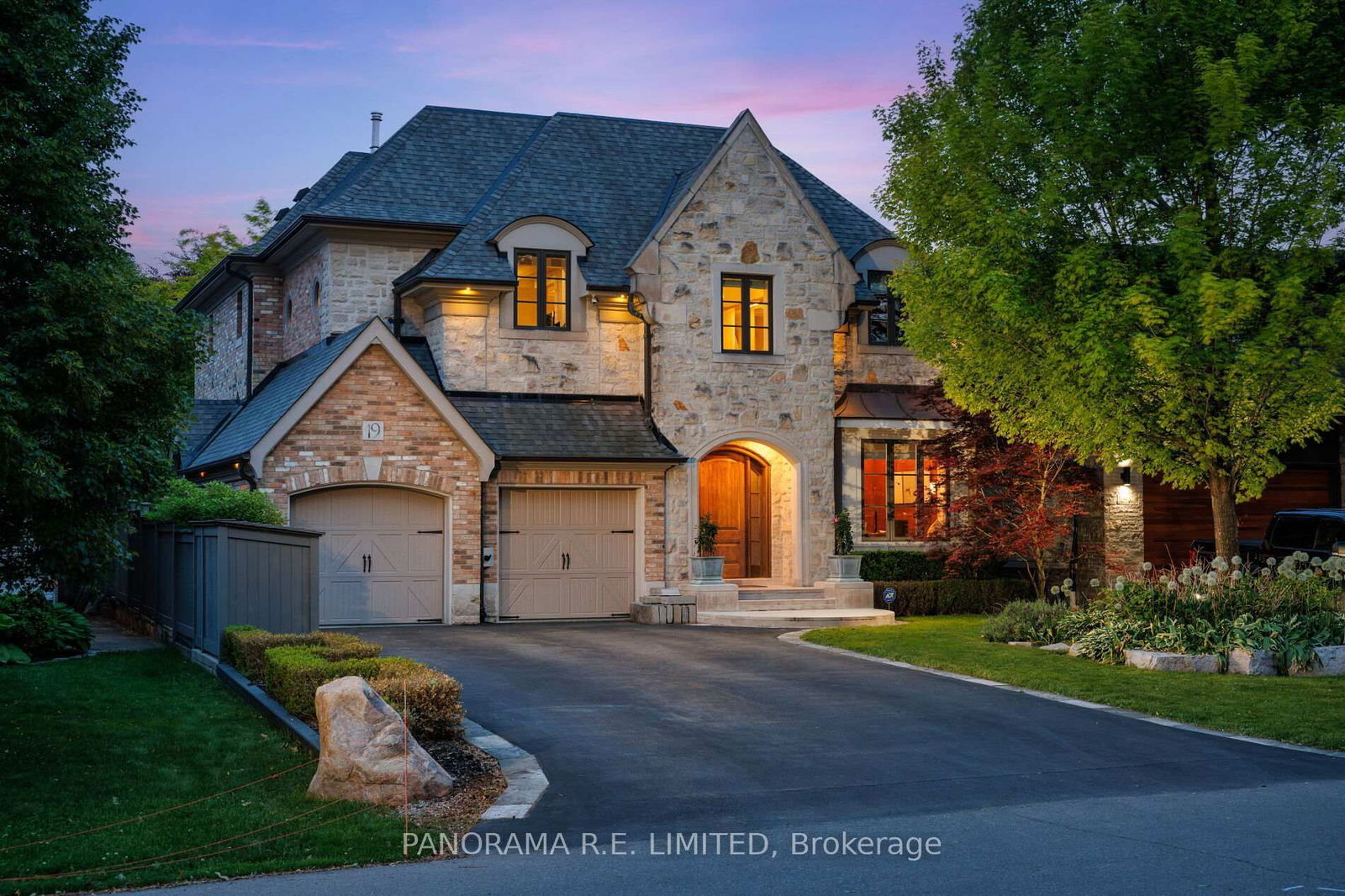 Detached House for sale at 19 Graystone Gdns, Toronto, Islington-City Centre West, M8Z 3C2 - MLS: W12211850