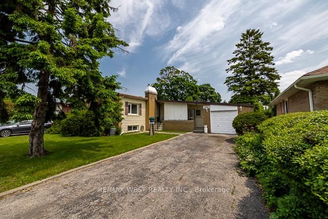 Detached House for sale at 1081 Islington Avenue, Toronto, Stonegate-Queensway, M8Z 4R8 - MLS: W12212047