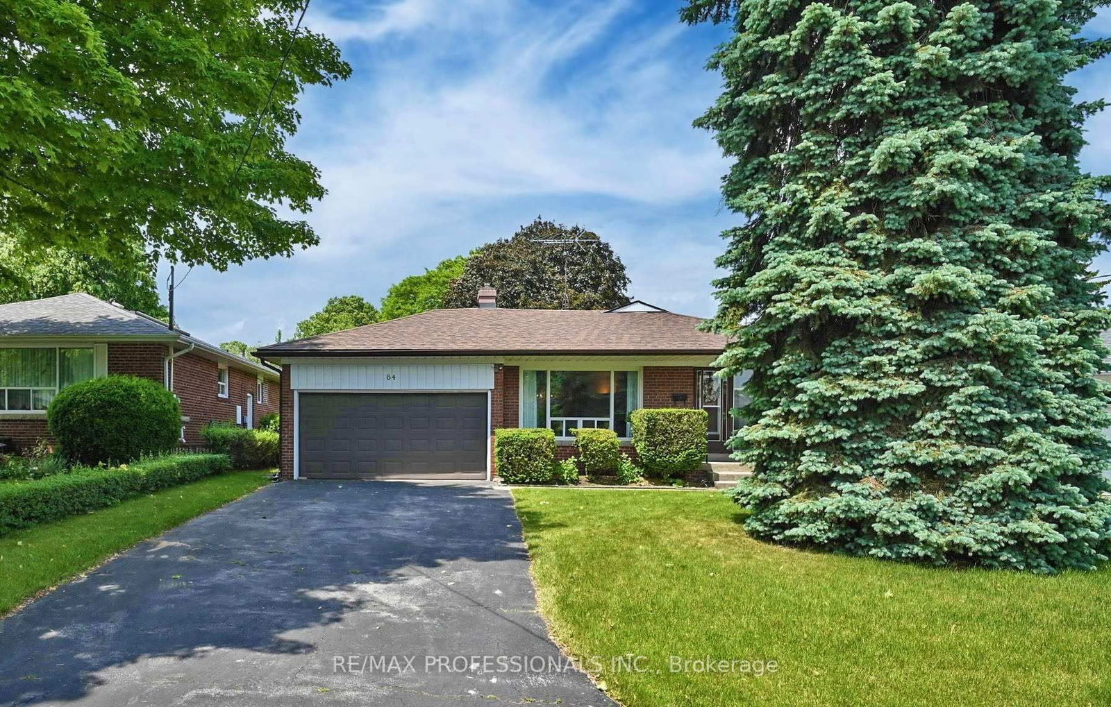 Detached House for sale at 64 Saybrook Avenue, Toronto, Stonegate-Queensway, M8Z 2V7 - MLS: W12212924