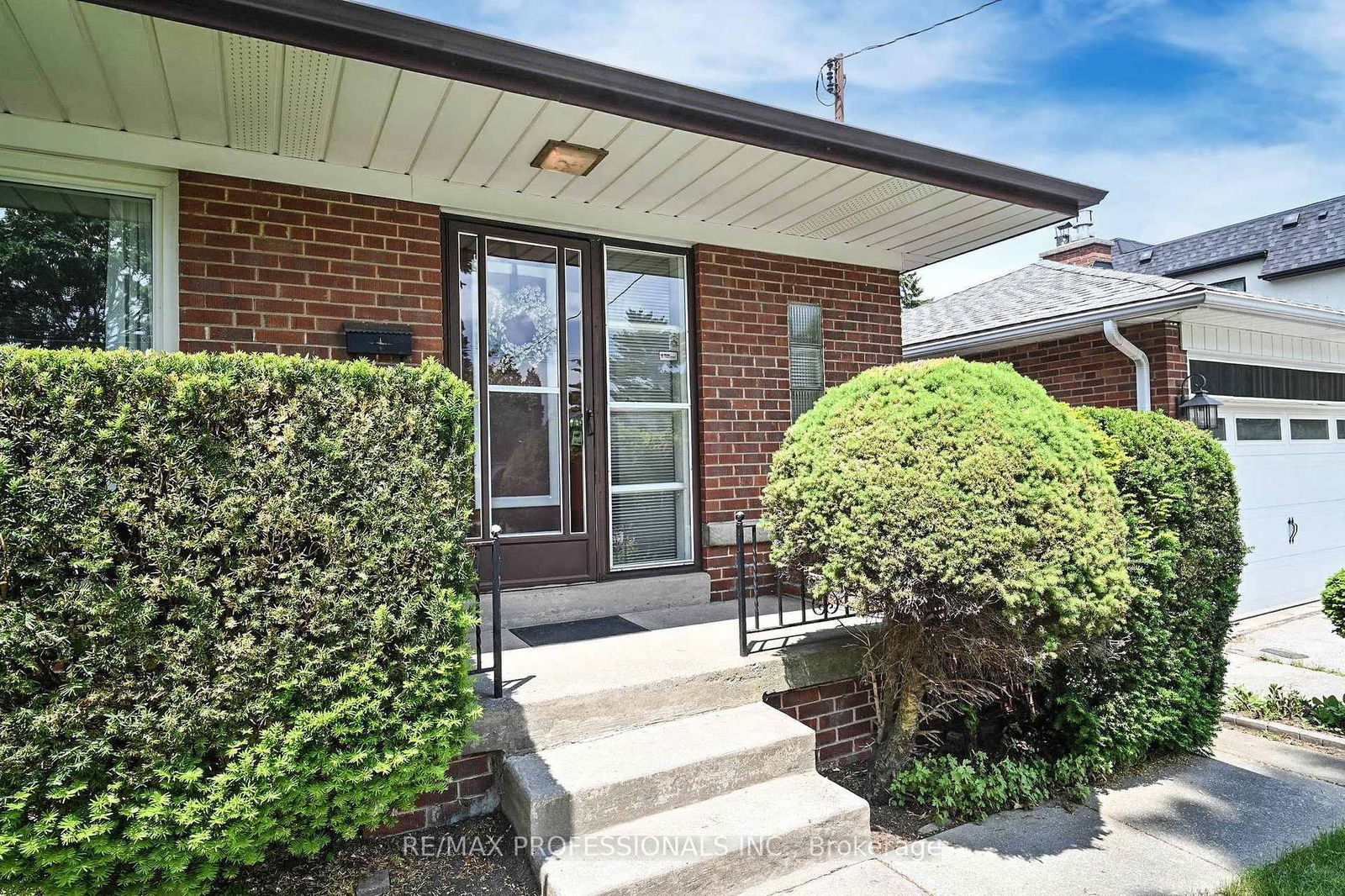 Detached House for sale at 64 Saybrook Avenue, Toronto, Stonegate-Queensway, M8Z 2V7 - MLS: W12212924