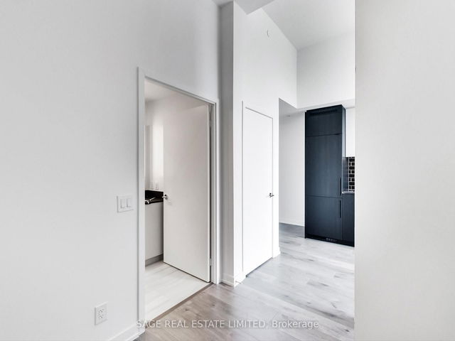 722 - 285 Dufferin Street