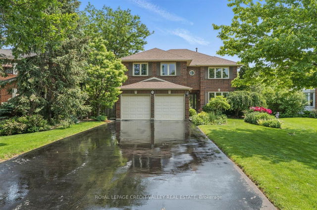 32 Hall Crescent