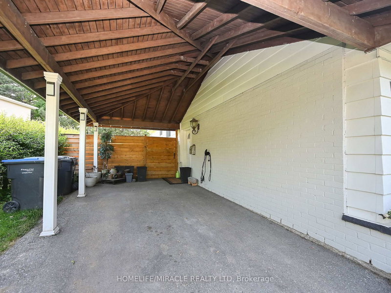 1360 Glen Rutley Circ, Mississauga, L4X 1Z6 | Image 3