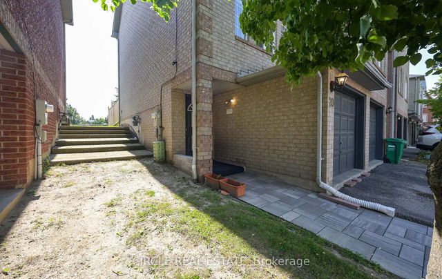 20 - 20 SPADINA Road