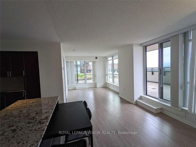 914 - 830 Lawrence Avenue W
