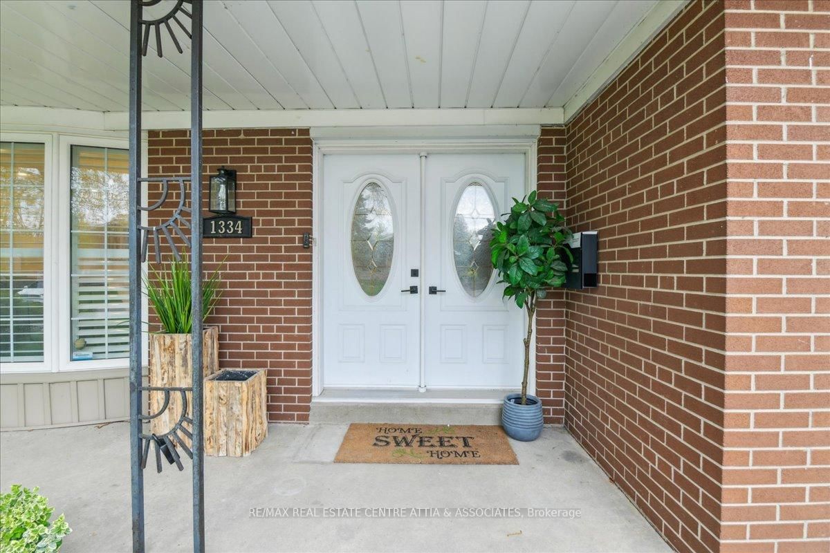 Detached House for sale at 1334 Strathy Avenue, Mississauga, Ontario, L5E 2L2 - Lakeview - MLS: W12220913
