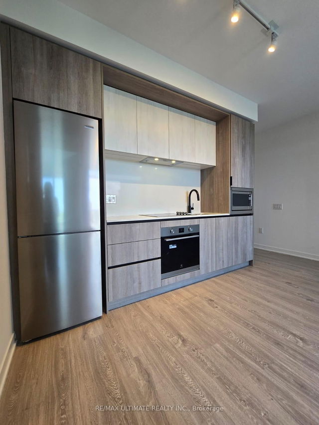 702 - 2495 Eglinton Avenue W