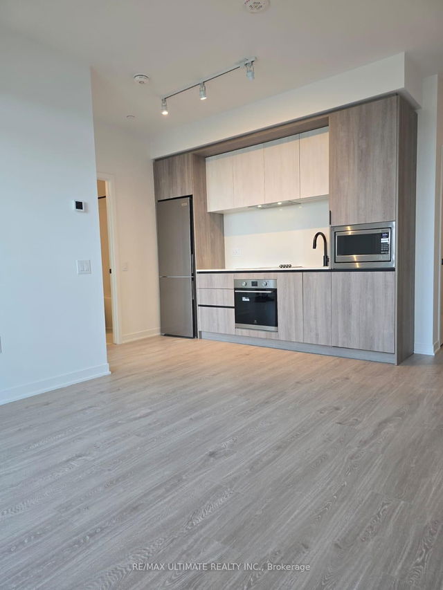 702 - 2495 Eglinton Avenue W
