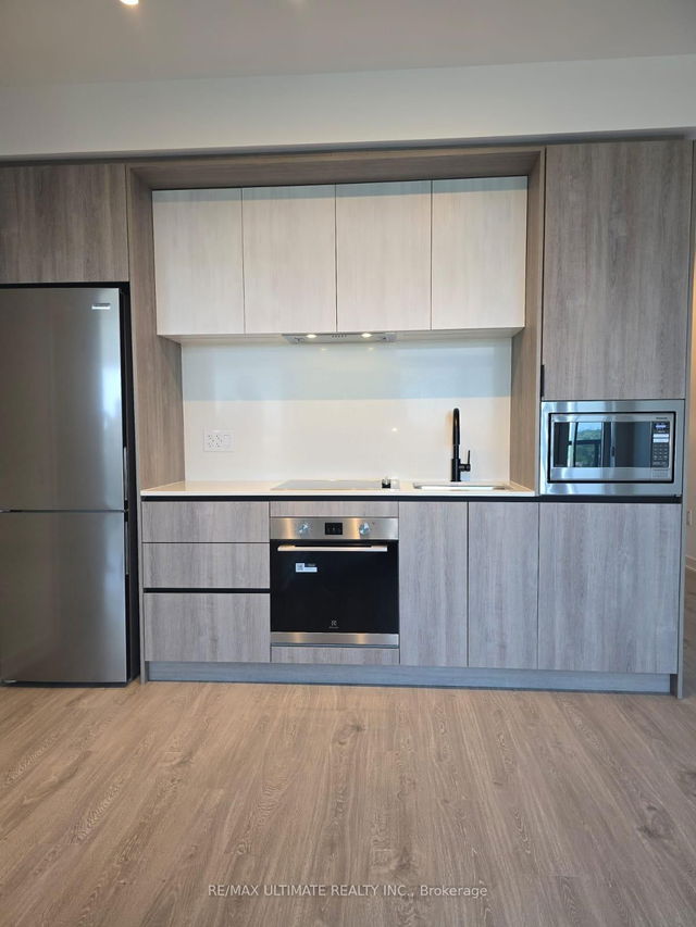 702 - 2495 Eglinton Avenue W