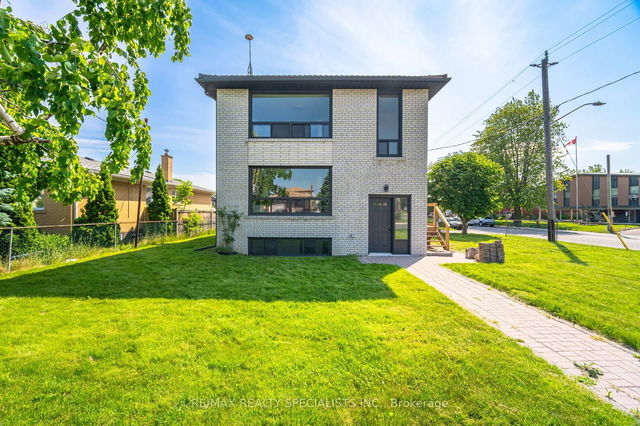 2 - 1082 Greaves Avenue