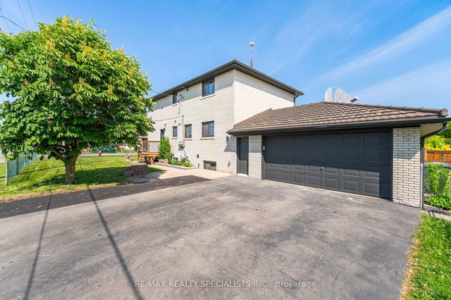 3 - 1082 Greaves Avenue