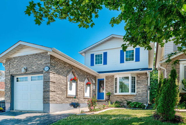 2416 Malcolm Crescent