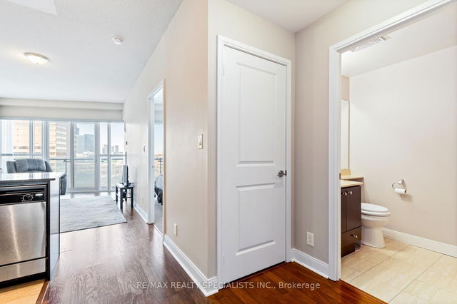 909 - 50 Absolute Avenue