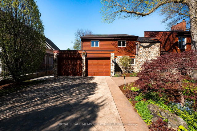 28 Pine Tree Crescent
