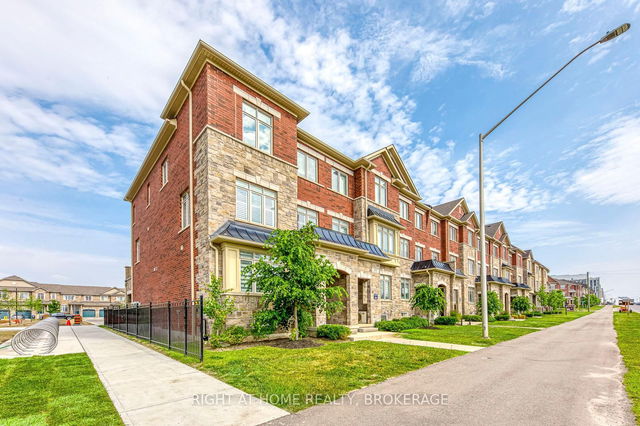 451 Dundas Street E