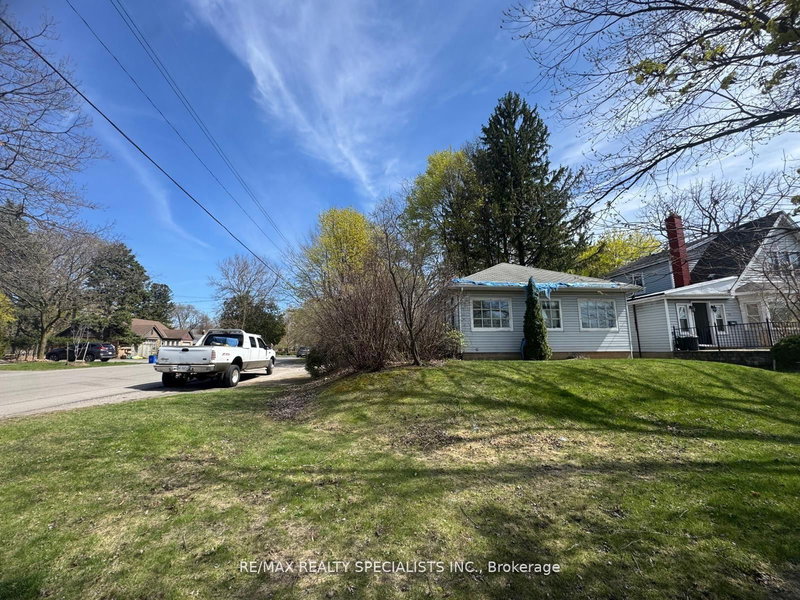 990-992 Birchwood Ave, Burlington, L7T 2H8 | Image 2