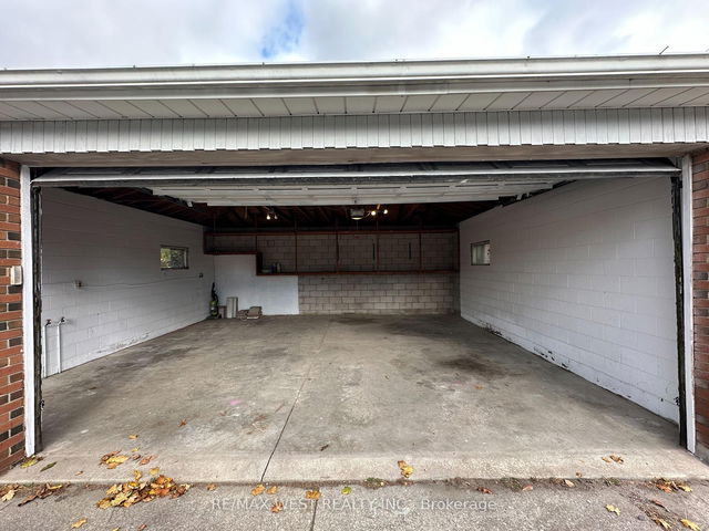 Garage - 999 Caledonia Road